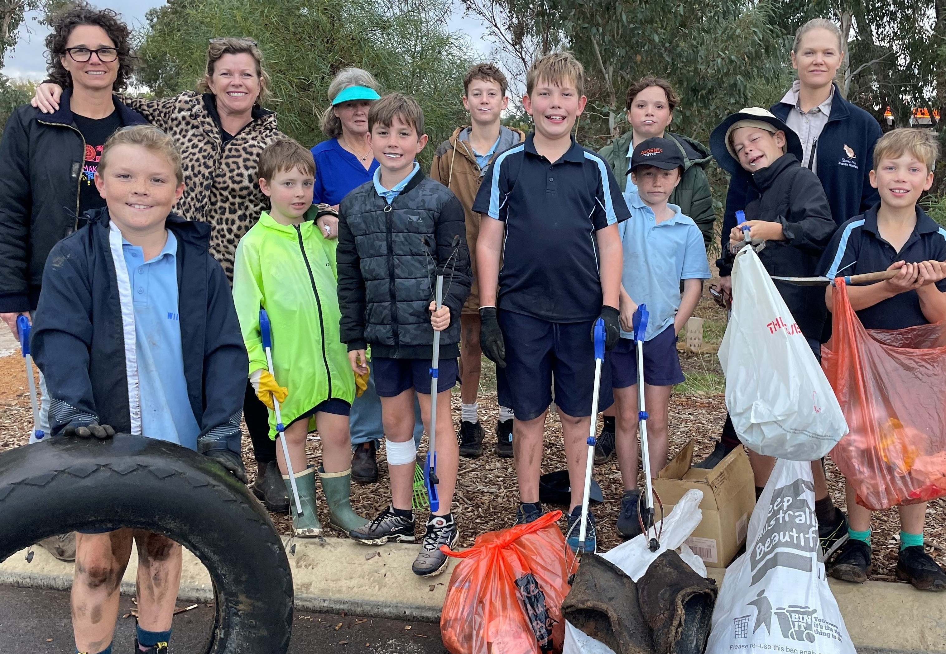 Wiliams Warriors clean up litter
