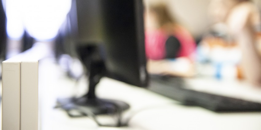 Blurred image of an office setting