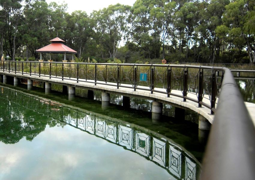 Vista memorials at Sir Thomas Meagher Lake 